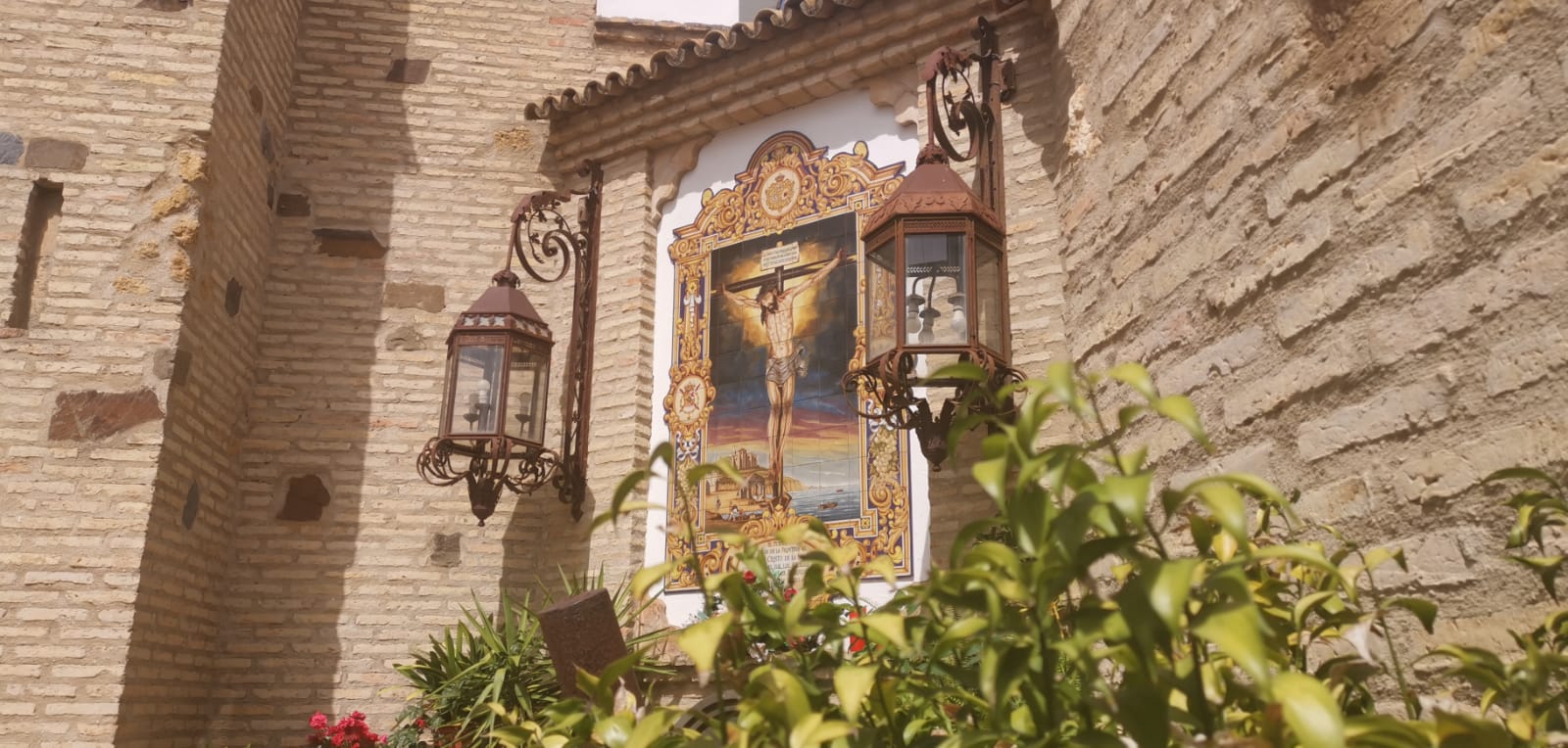 Azulejo del Cristo de la Sangre en Palos de la Frontera, obra cerámica de Carmelo del Toro