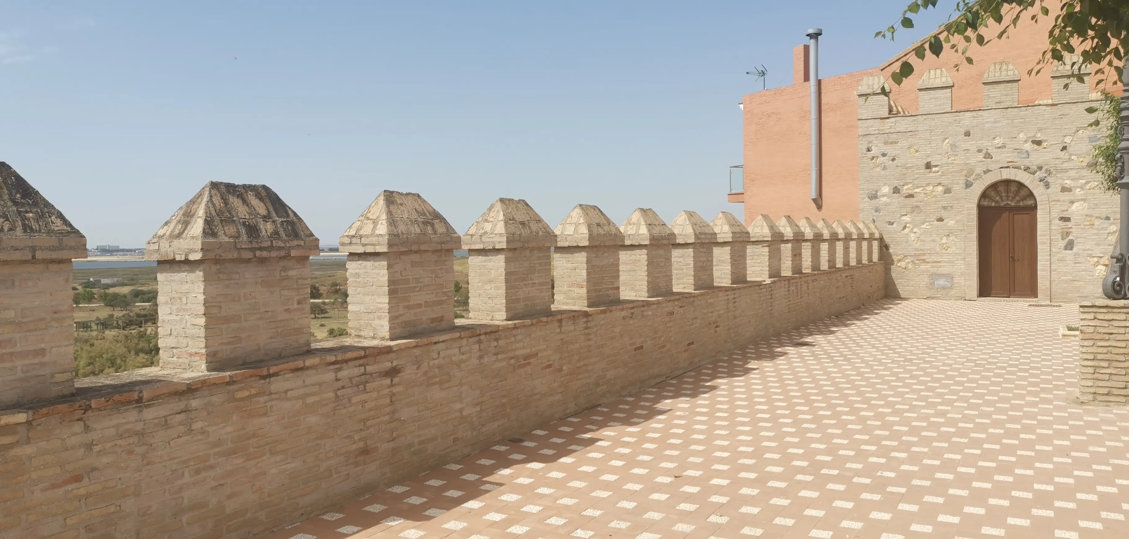 Mirador Vicente Yáñez Pinzón sobre el antiguo puerto de Palos Vista del Mirador Vicente Yáñez Pinzón en Palos de la Frontera
