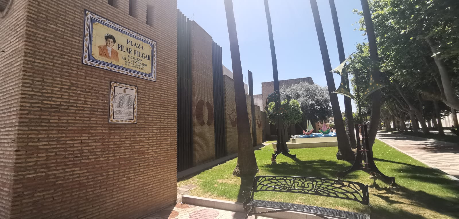 Plaza Alcaldesa Dª Pilar Pulgar Vista principal de la Plaza Alcaldesa Pilar Pulgar en Palos de la Frontera
