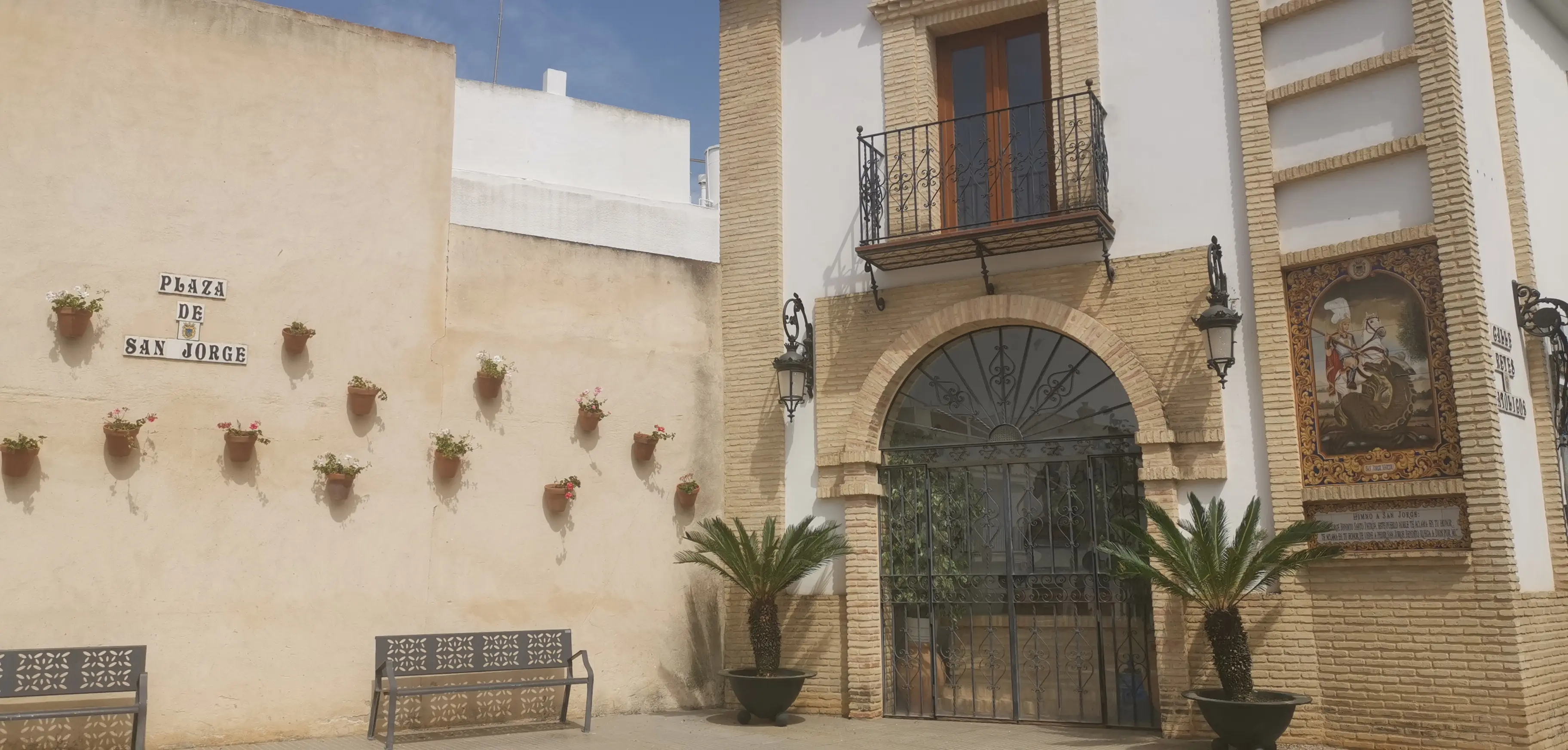 Vista de la Capilla de San Jorge Mártir en la plaza de Palos de la Frontera